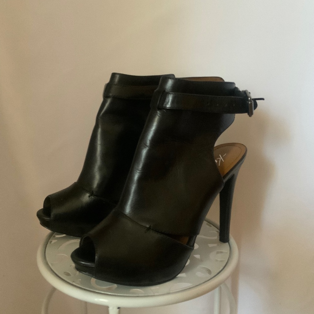 Kenneth Cole, Size 8.5, Black leather, open toe bootie